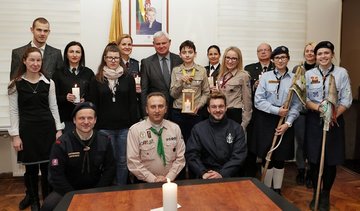 KLAIPĖDOS ROTUŠĘ VĖL ŠILDO BETLIEJAUS TAIKOS UGNIS