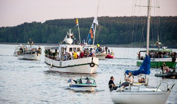 Laivų paradas su šimtmečio burėmis ir baidarių vėliava