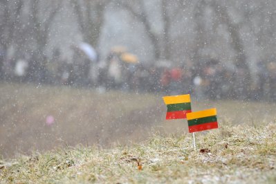 Belaukiant kovo 11-osios Klaipėdoje – 2000 vėliavų dovanų